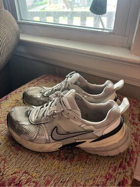 Nike V2K Run in Summit White/ Pure Platinum/ Metallic Silver Size 9